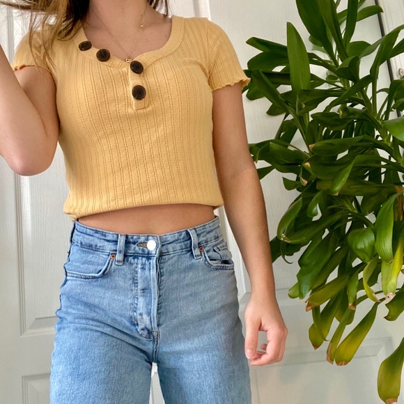 Cute sunflower yellow knit crop top - Picture 2 of 4